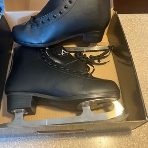 Tricot lined figure skates. Men’s black. Size 12